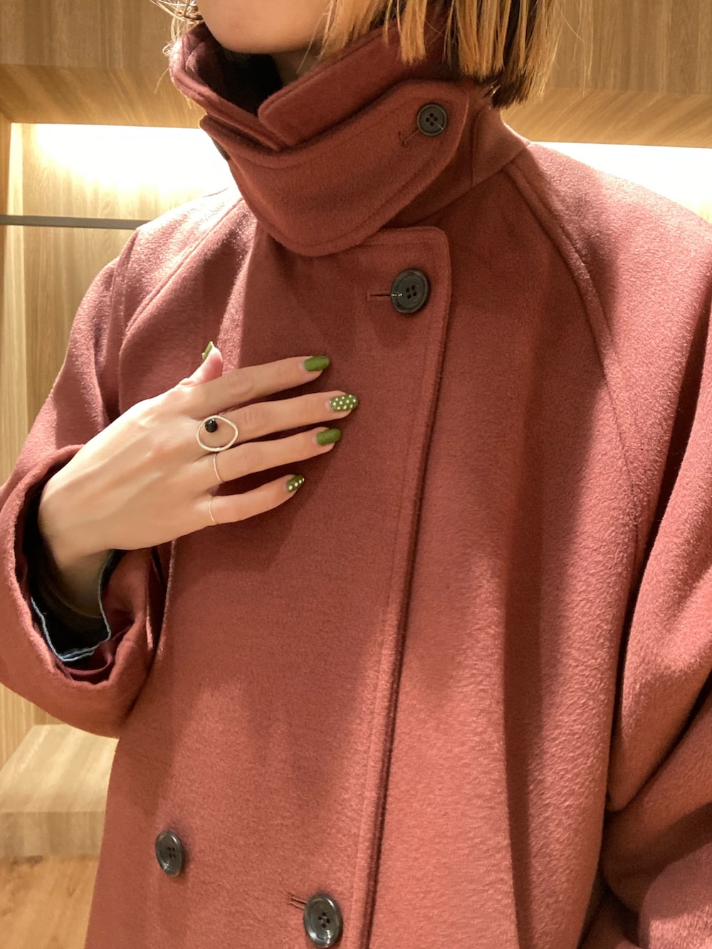レッド系のその他アウター、グレー系のその他パンツを着用したレディースの冬コーディネートの5枚目の写真