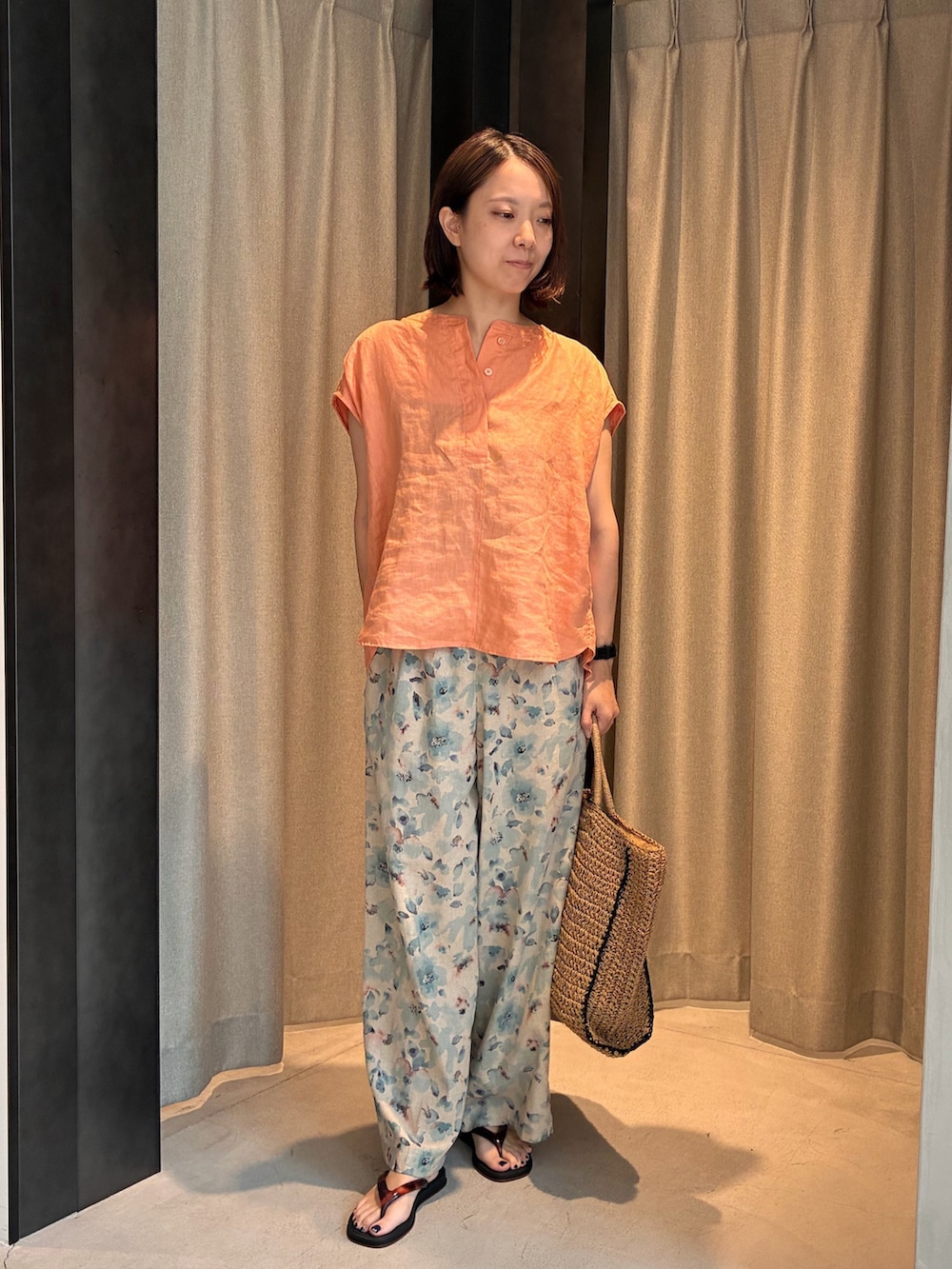 オレンジ系のシャツ/ブラウス、ブルー系のその他パンツ、ブラック系のサンダルを着用したレディースの夏コーディネートの3枚目の写真