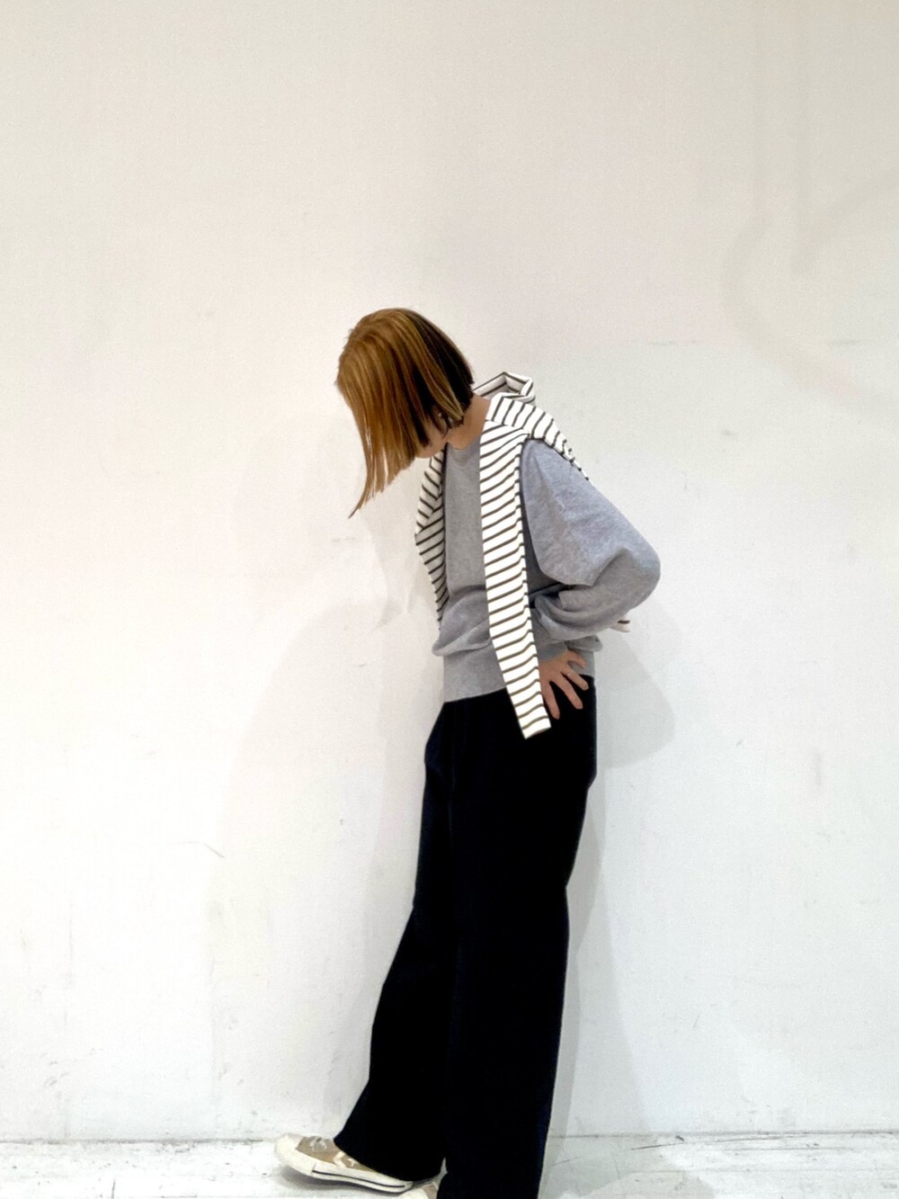 グレー系のニット/セーター、グリーン系のTシャツ/カットソー、ブラック系のその他パンツを着用したレディースの秋コーディネートの3枚目の写真