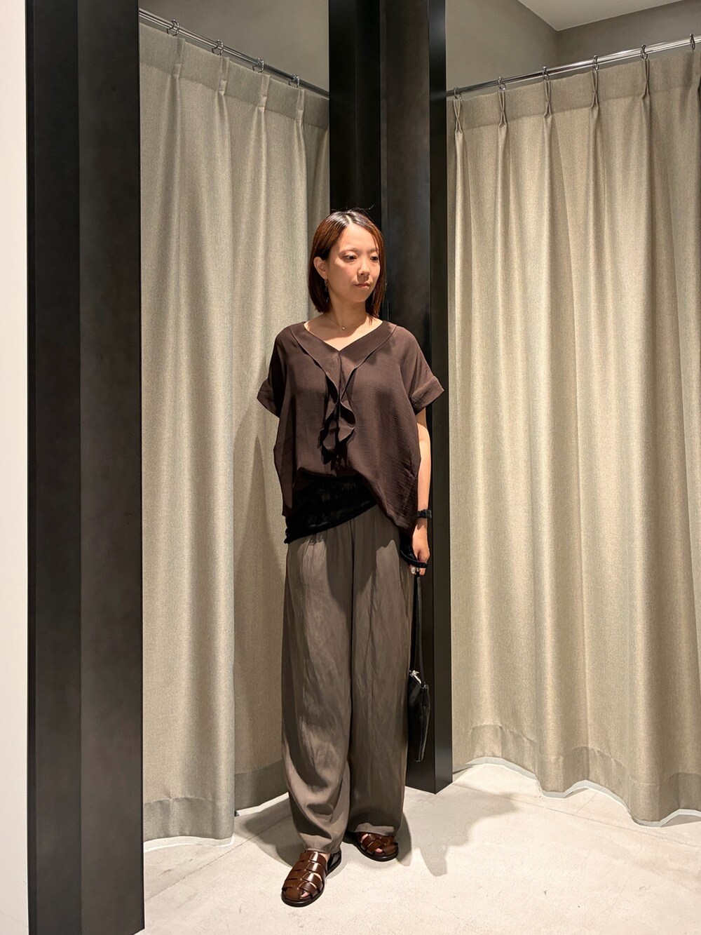 ブラウン系のシャツ/ブラウス、ブラウン系のその他パンツ、ブラウン系のサンダルを着用したレディースの夏コーディネートの4枚目の写真