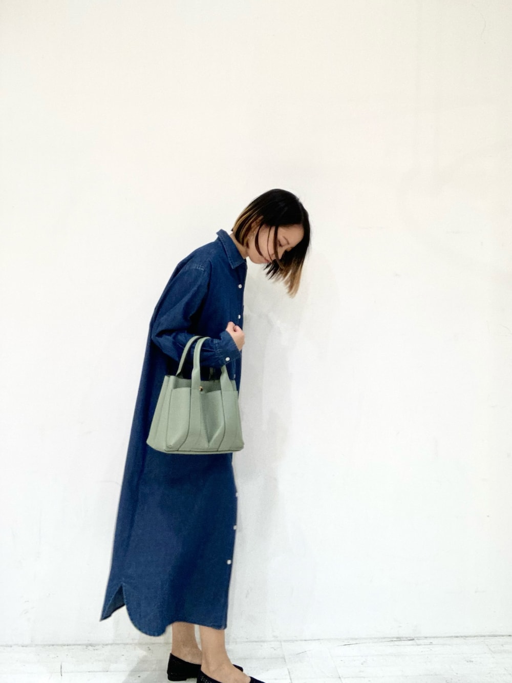 ブルー系のワンピース、グリーン系のトートバッグを着用したレディースの夏コーディネートの4枚目の写真