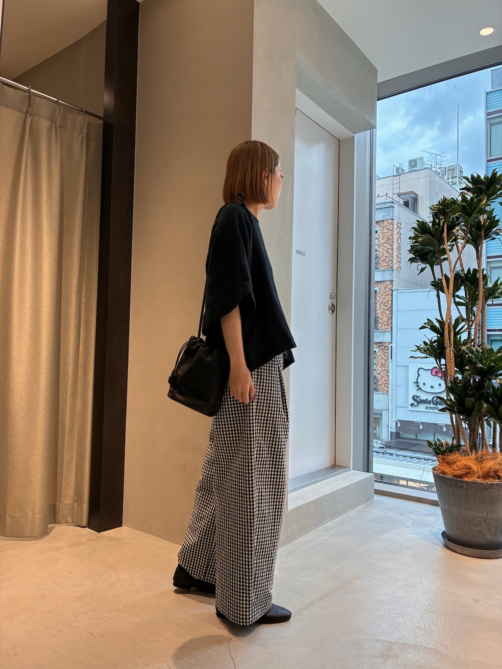 ブラック系のシャツ/ブラウス、その他のその他パンツを着用したレディースの夏コーディネートの2枚目の写真