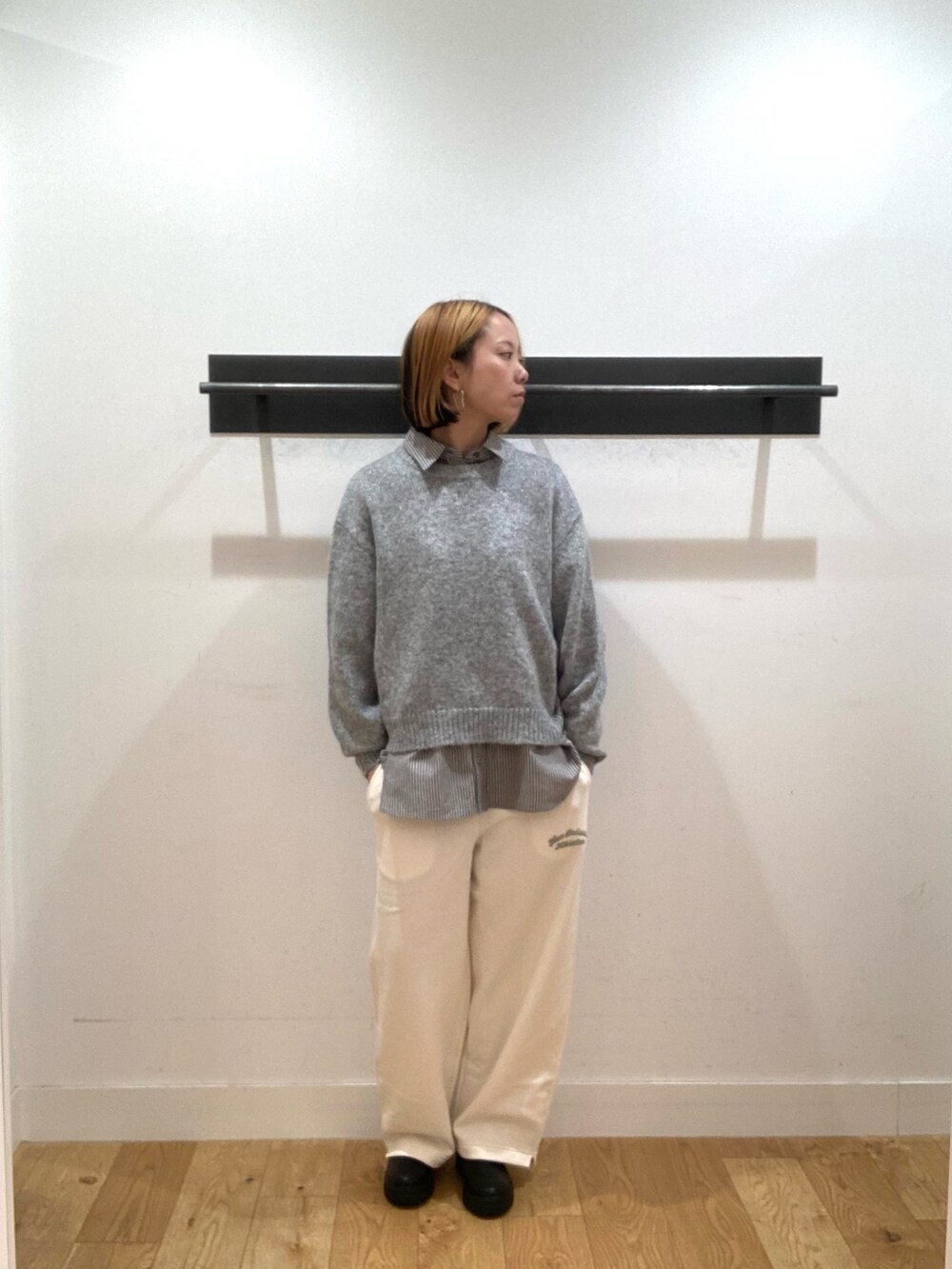 ブルー系のシャツ/ブラウス、グレー系のニット/セーター、ホワイト系のスウェットパンツを着用したレディースの冬コーディネートの4枚目の写真