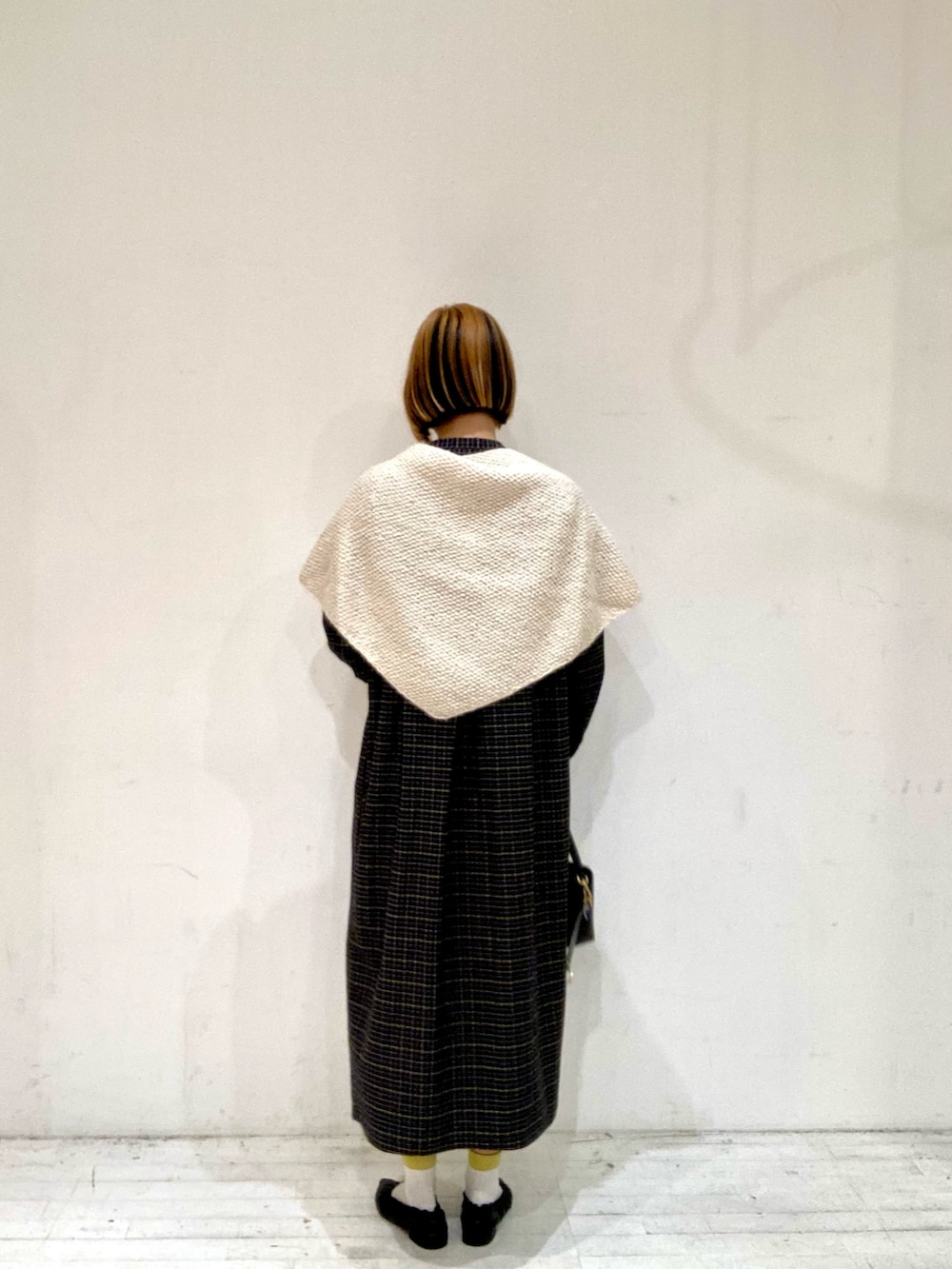 ブルー系のワンピースを着用したレディースの秋コーディネートの2枚目の写真