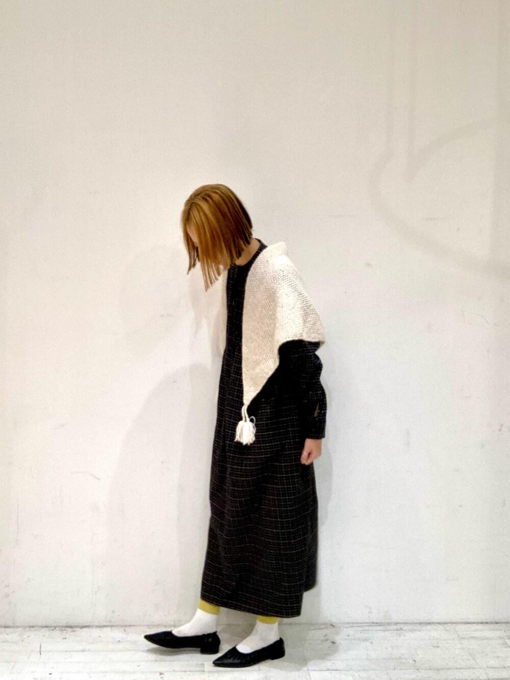 ブルー系のワンピースを着用したレディースの秋コーディネートの3枚目の写真