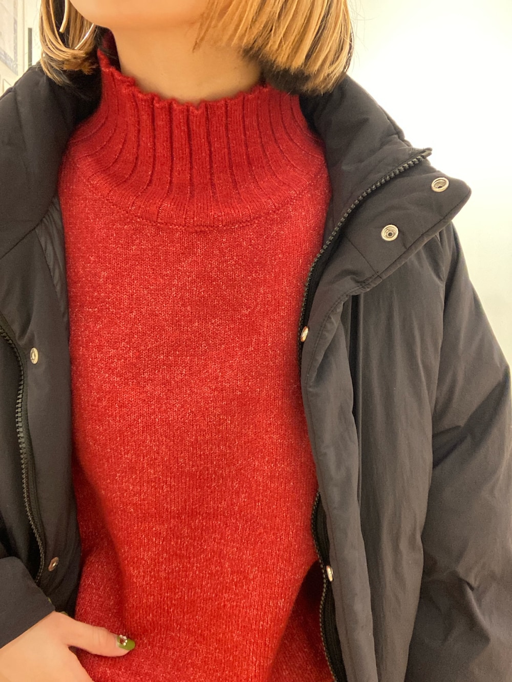 ブラック系のブルゾン、レッド系のニット/セーター、ブラウン系のスカートを着用したレディースの冬コーディネートの5枚目の写真