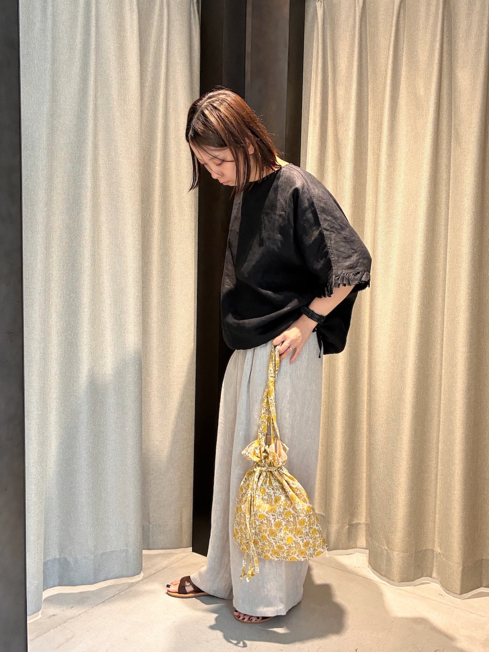 ブラック系のシャツ/ブラウス、ベージュ系のその他パンツ、イエロー系のトートバッグを着用したレディースの夏コーディネートの3枚目の写真