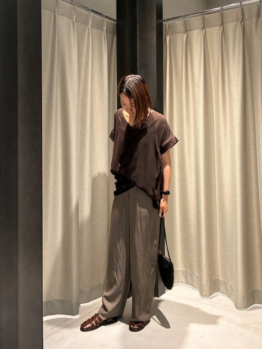 ブラウン系のシャツ/ブラウス、ブラウン系のその他パンツ、ブラウン系のサンダルを着用したレディースの夏コーディネートの3枚目の写真