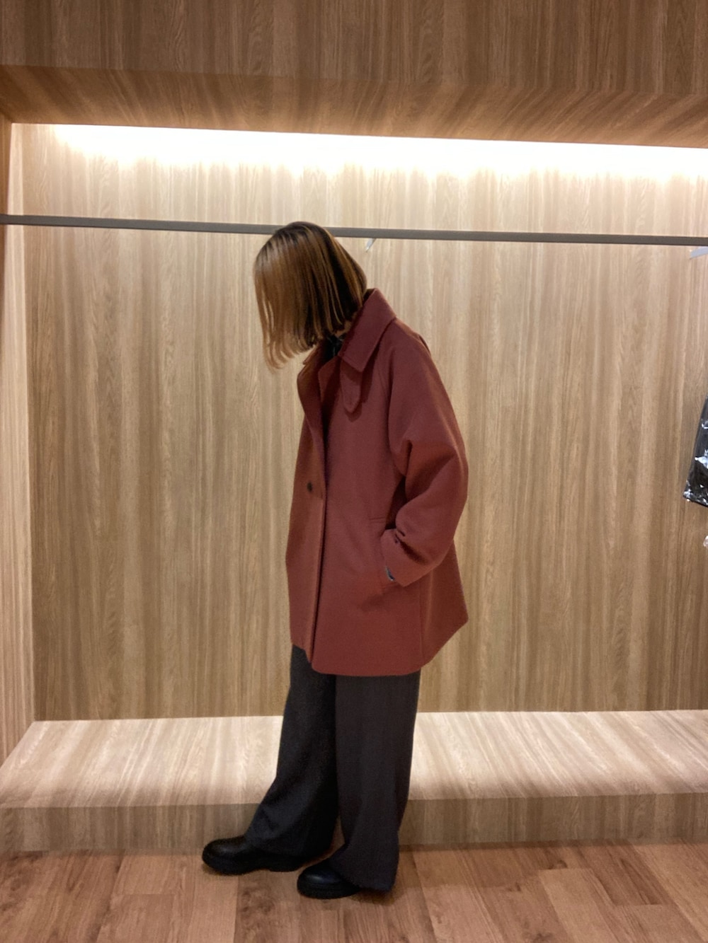 レッド系のその他アウター、グレー系のその他パンツを着用したレディースの冬コーディネートの3枚目の写真