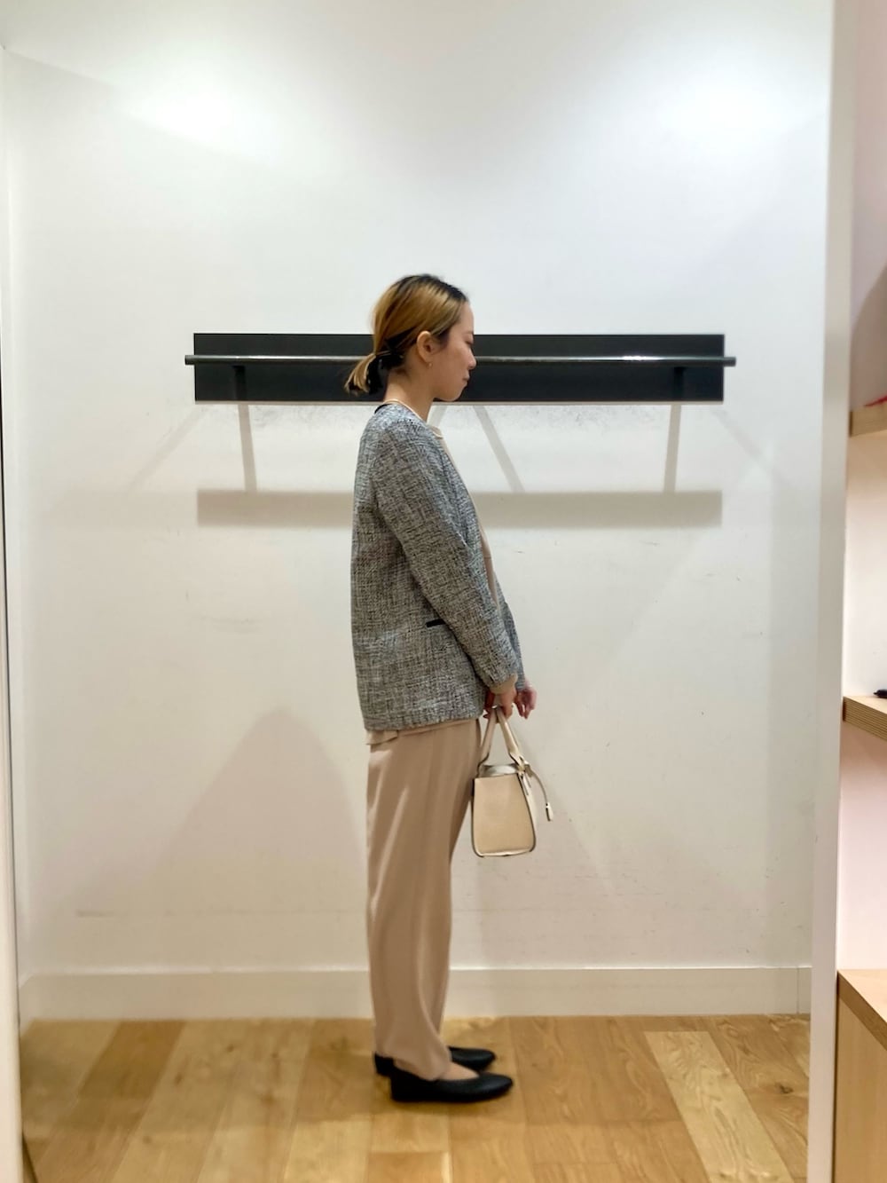 ベージュ系のセットアップ、ブラック系のスーツジャケット、ホワイト系のネックレスを着用したレディースの冬コーディネートの4枚目の写真