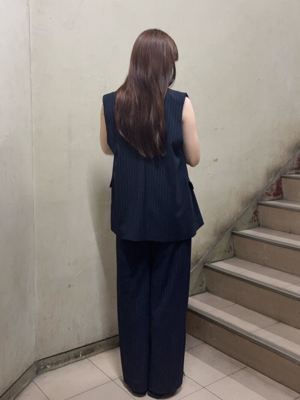 ブルー系のその他パンツ、ブラック系のパンプス、ブルー系のベストを着用したレディースの夏コーディネートの3枚目の写真