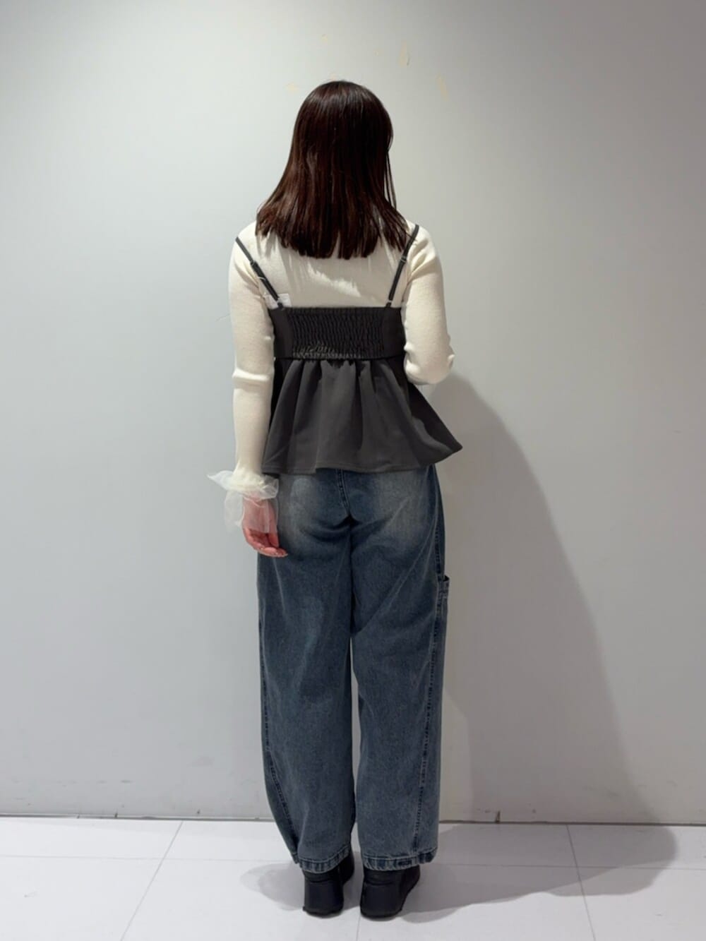 ブラック系のブーツ、グレー系のその他トップス、ブルー系のデニムパンツを着用したレディースの春コーディネートの3枚目の写真