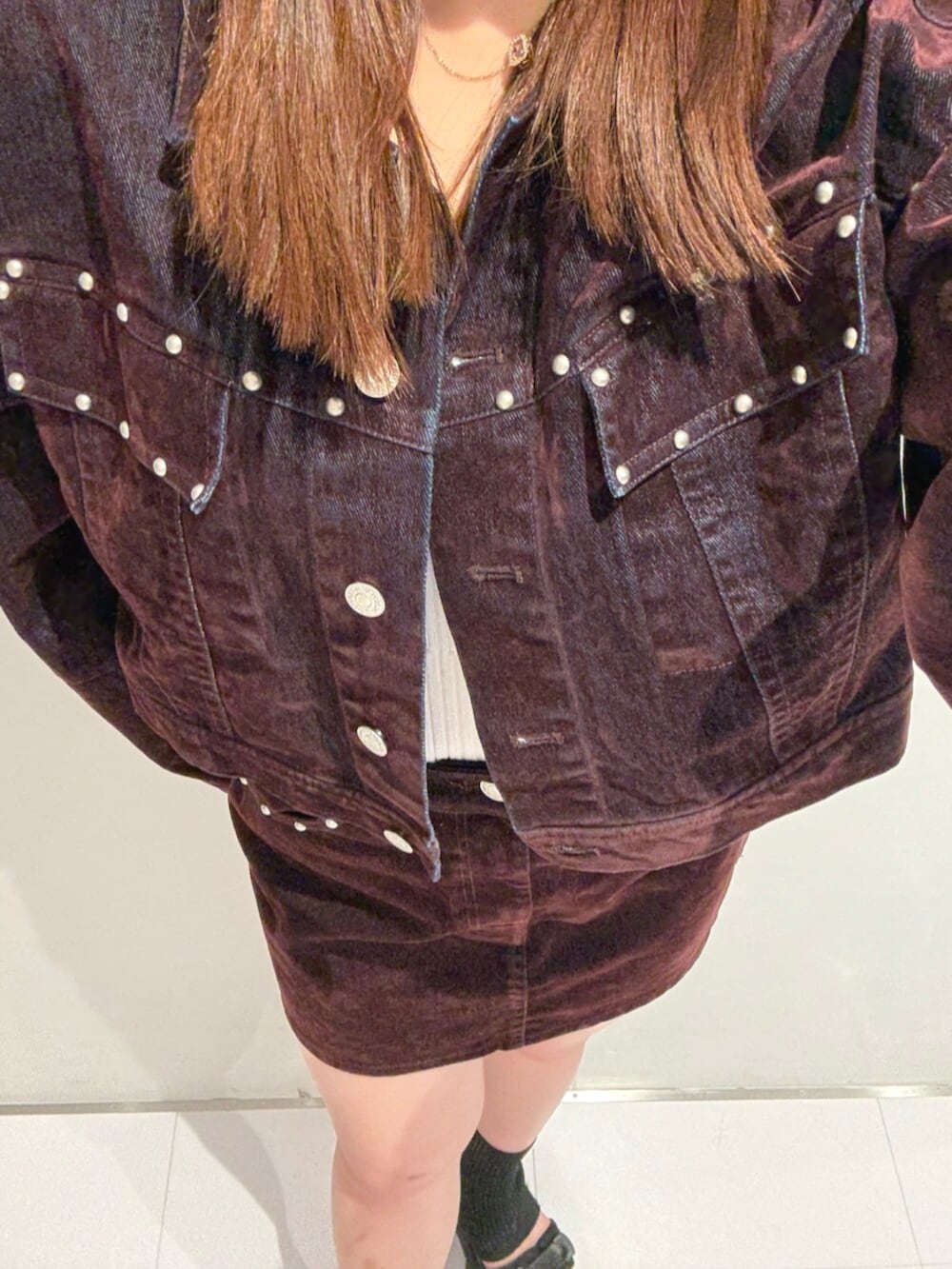 ブラック系のサンダル、レッド系のデニムジャケット、レッド系のスカートを着用したレディースの夏コーディネートの4枚目の写真