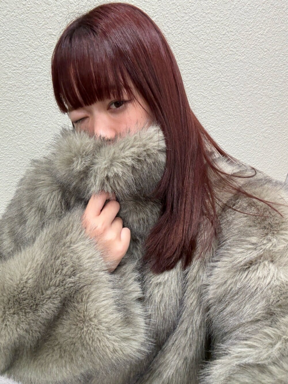 グレー系のブルゾン、ブラック系のカーゴパンツ、ブラウン系のローファーを着用したレディースの夏コーディネートの5枚目の写真