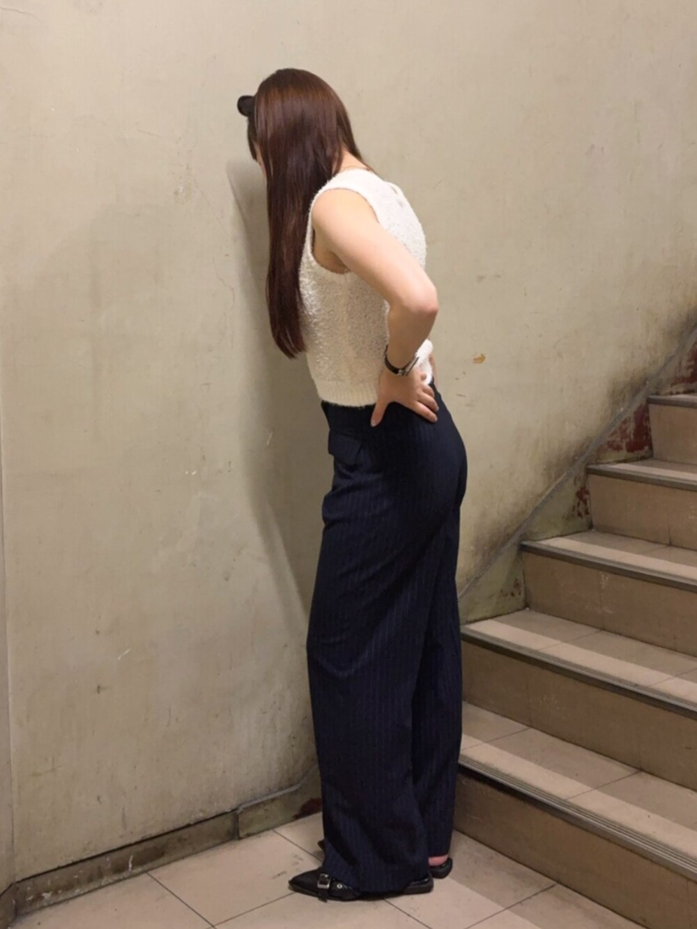 ブルー系のその他パンツ、ホワイト系のニット/セーター、ブラック系のパンプスを着用したレディースの夏コーディネートの3枚目の写真