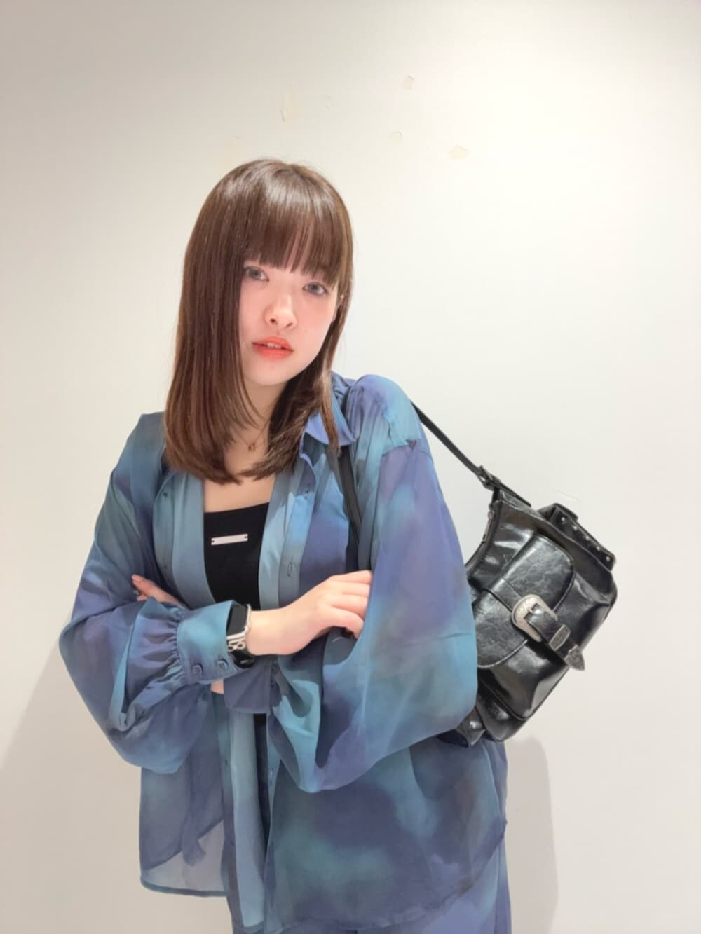 ブラック系のパンプス、ブルー系のシャツ/ブラウス、ブルー系のその他パンツを着用したレディースの夏コーディネートの4枚目の写真
