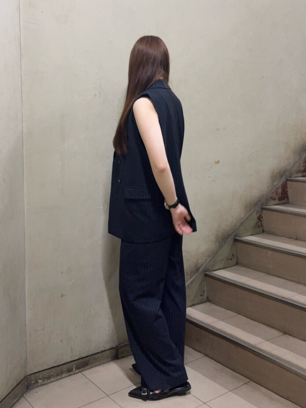 ブルー系のその他パンツ、ブラック系のパンプス、ブルー系のベストを着用したレディースの夏コーディネートの2枚目の写真