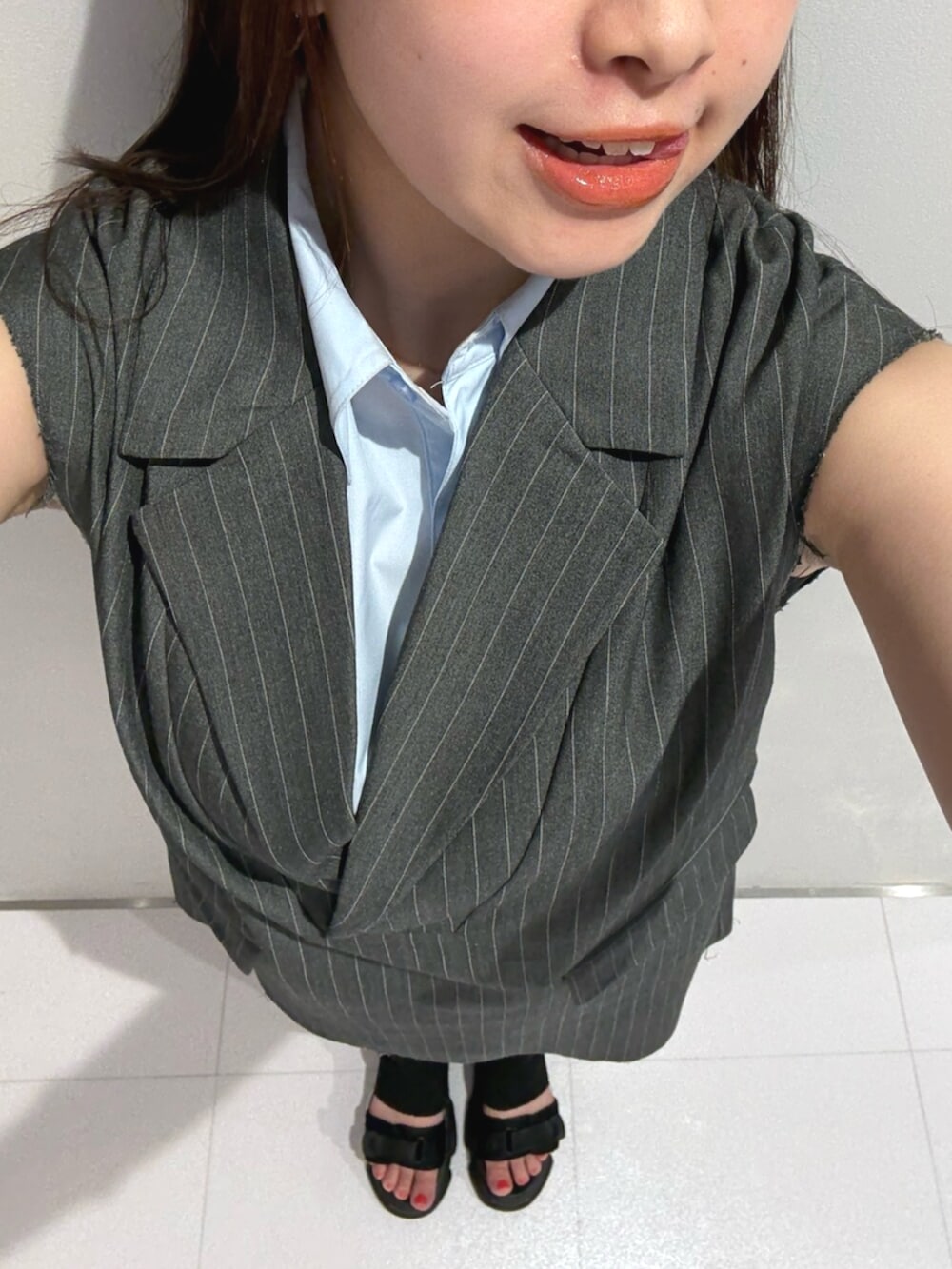 グレー系のワンピース、ブラック系のサンダルを着用したレディースの夏コーディネートの5枚目の写真