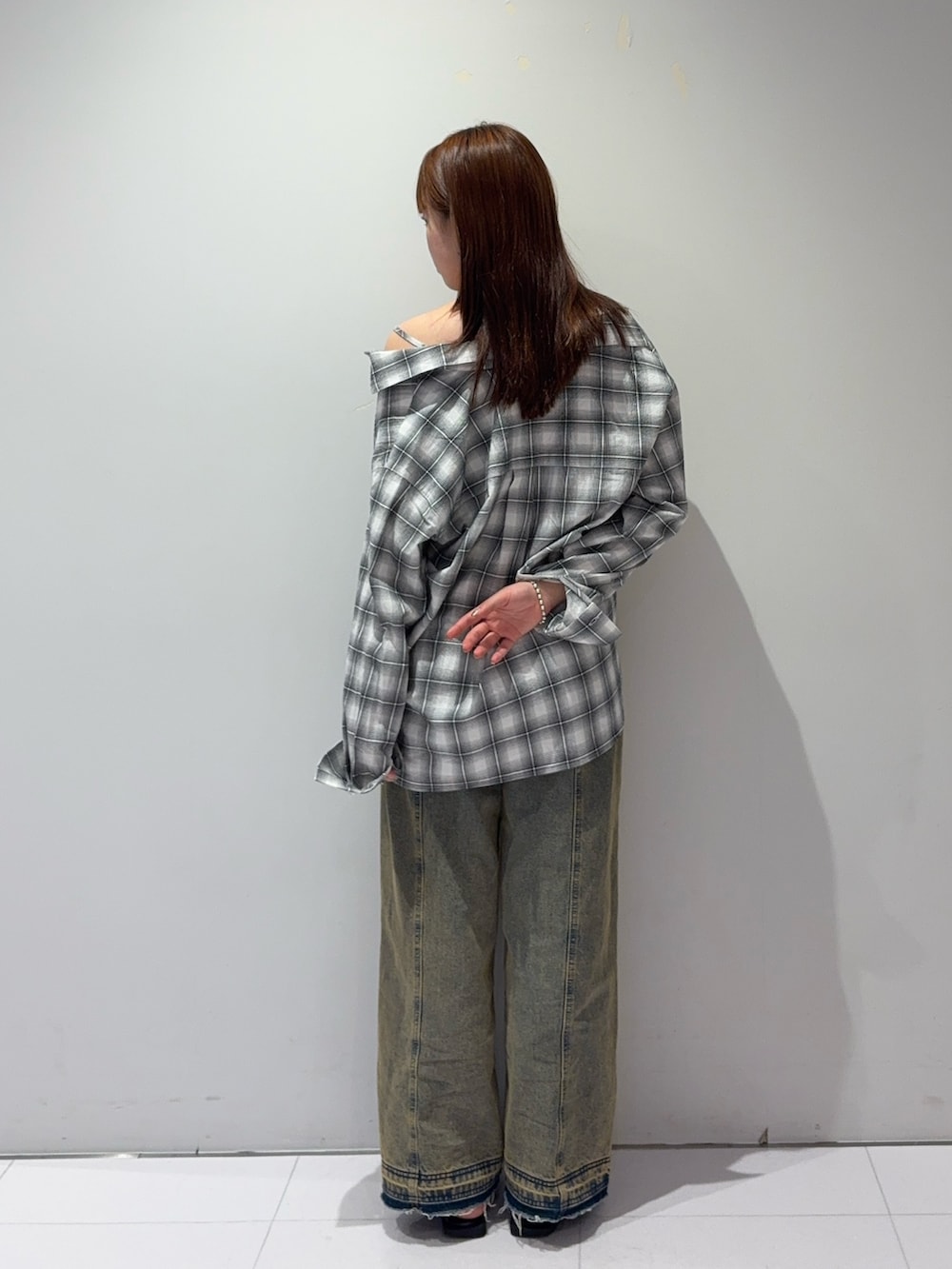 ホワイト系のシャツ/ブラウス、その他のデニムパンツ、ブラック系のパンプスを着用したレディースの夏コーディネートの3枚目の写真