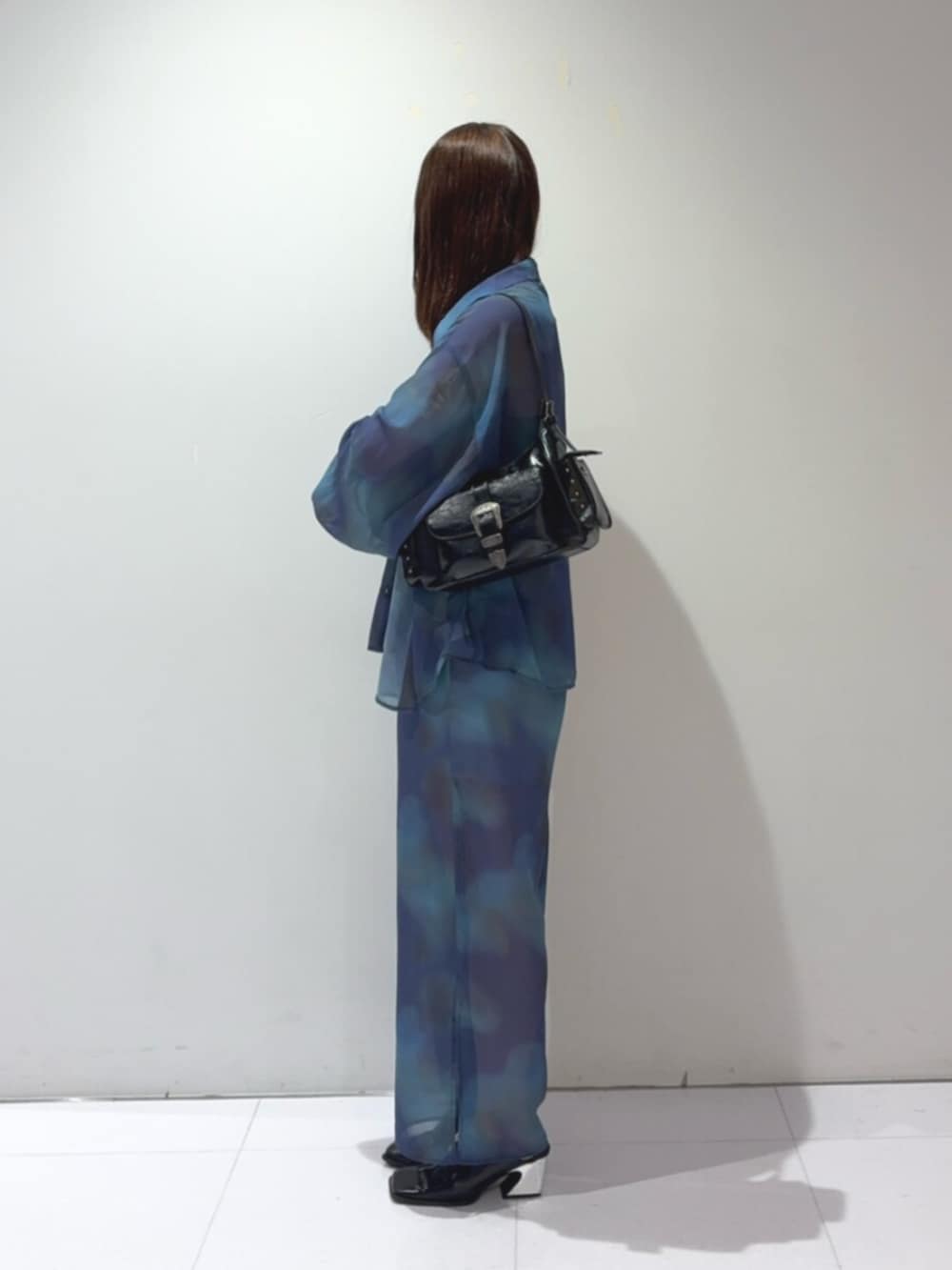 ブラック系のパンプス、ブルー系のシャツ/ブラウス、ブルー系のその他パンツを着用したレディースの夏コーディネートの2枚目の写真