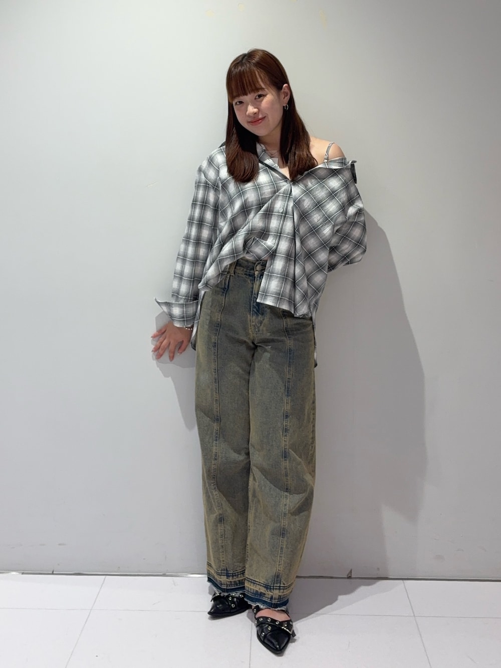 ホワイト系のシャツ/ブラウス、その他のデニムパンツ、ブラック系のパンプスを着用したレディースの夏コーディネートの4枚目の写真