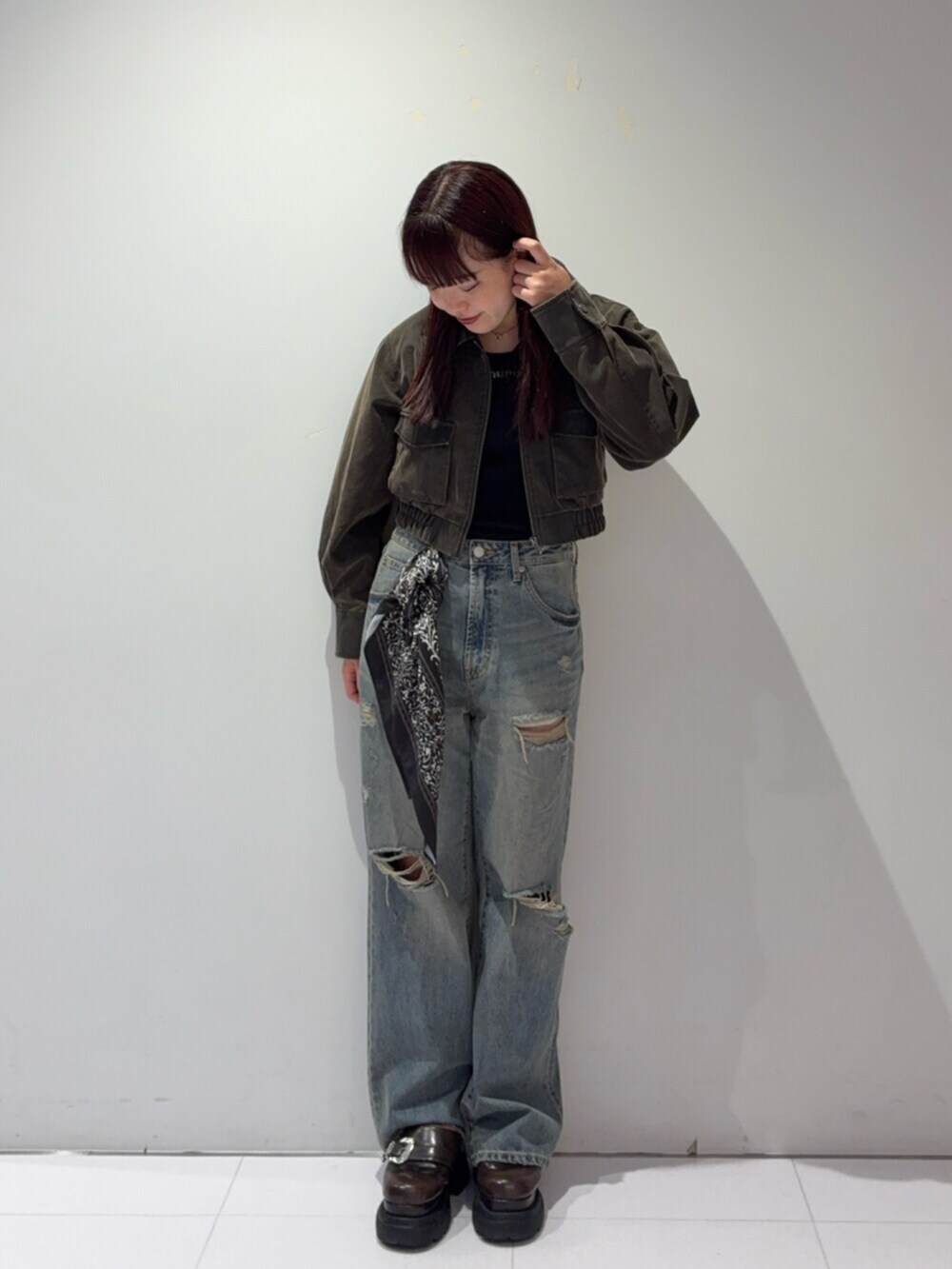 ブラウン系のローファー、ブラウン系のブルゾン、ブルー系のデニムパンツを着用したレディースの秋コーディネートの5枚目の写真