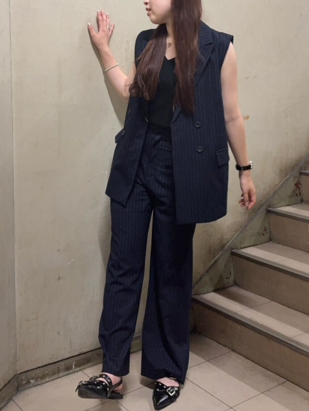 ブルー系のその他パンツ、ブラック系のパンプス、ブルー系のベストを着用したレディースの夏コーディネートの4枚目の写真