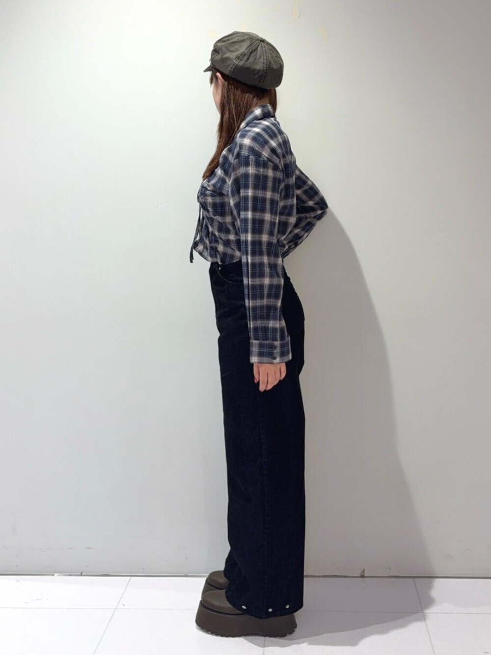 ブルー系のシャツ/ブラウス、ブラック系のデニムパンツ、ブラウン系のブーツを着用したレディースの夏コーディネートの2枚目の写真