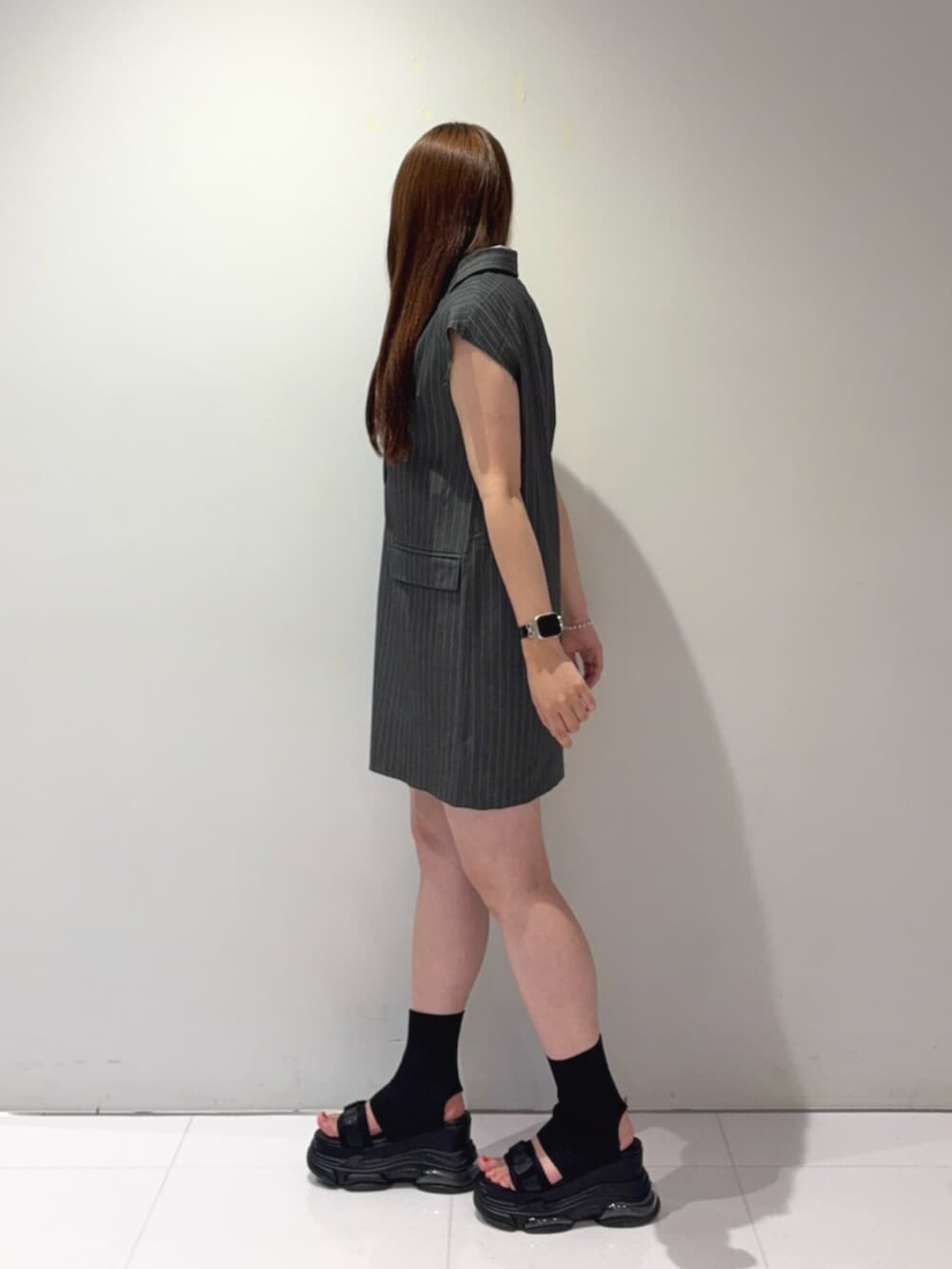 グレー系のワンピース、ブラック系のサンダルを着用したレディースの夏コーディネートの3枚目の写真