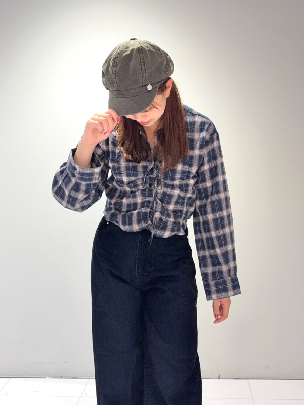 ブルー系のシャツ/ブラウス、ブラック系のデニムパンツ、ブラウン系のブーツを着用したレディースの夏コーディネートの4枚目の写真