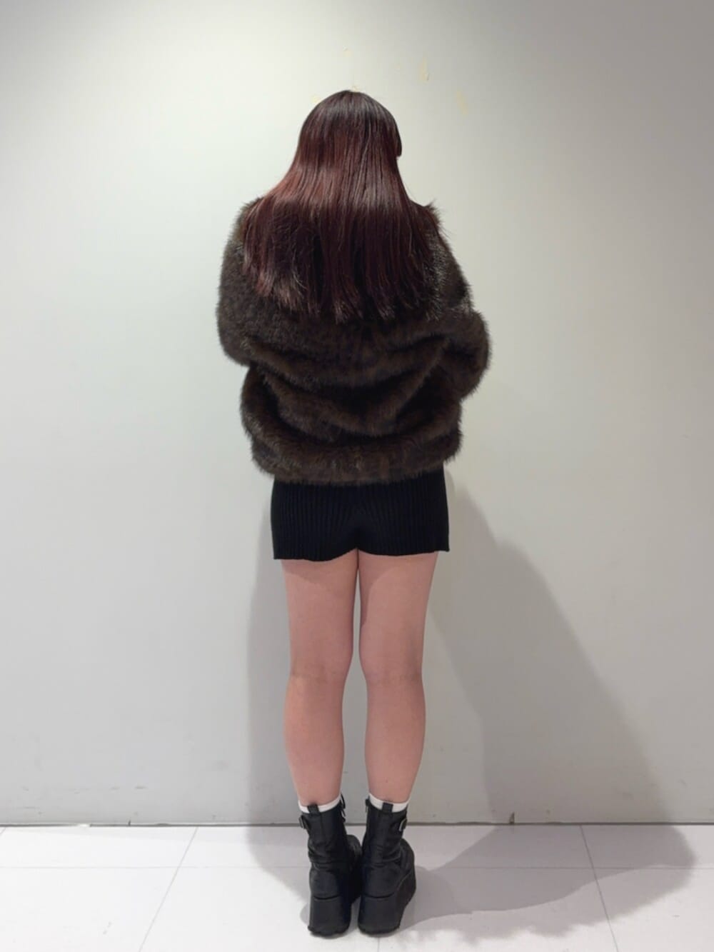 ブラック系のブーツ、その他のその他アウター、レッド系のニット/セーターを着用したレディースの冬コーディネートの3枚目の写真