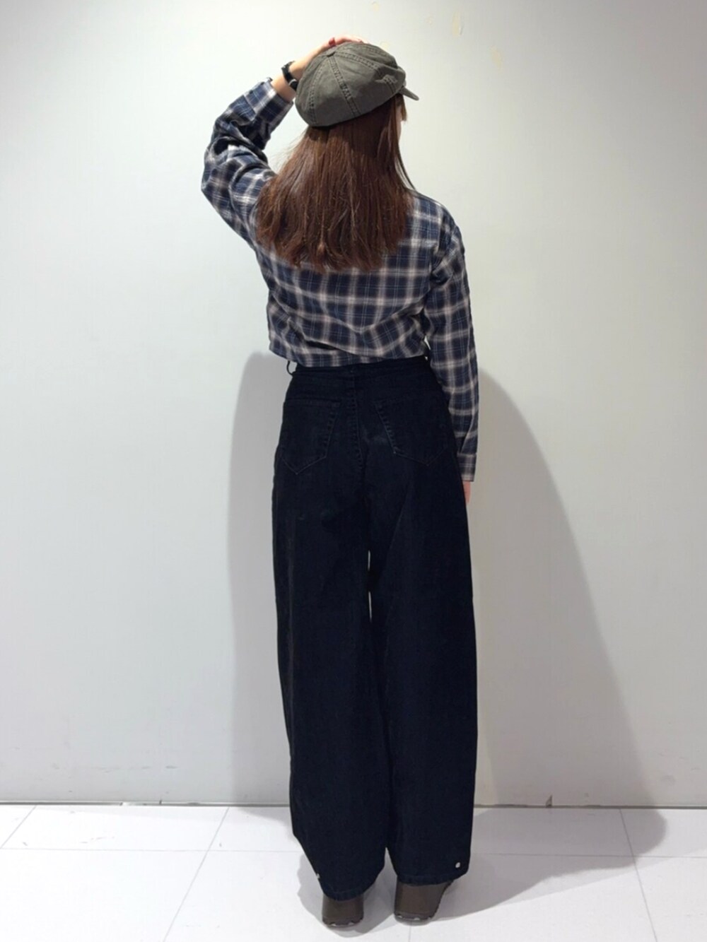 ブルー系のシャツ/ブラウス、ブラック系のデニムパンツ、ブラウン系のブーツを着用したレディースの夏コーディネートの3枚目の写真