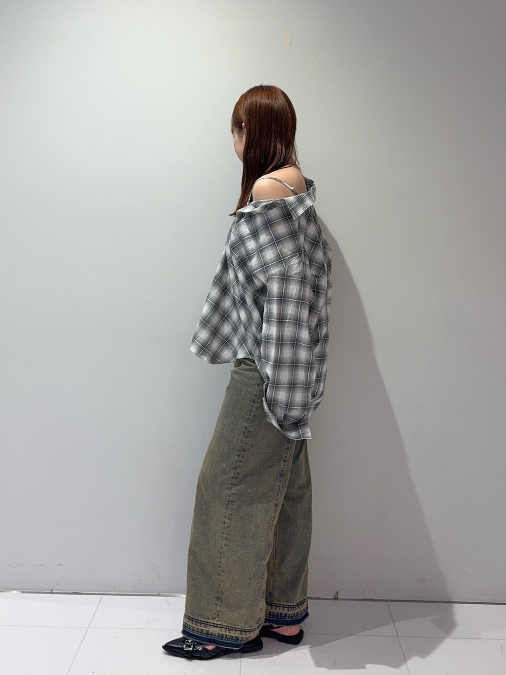 ホワイト系のシャツ/ブラウス、その他のデニムパンツ、ブラック系のパンプスを着用したレディースの夏コーディネートの2枚目の写真