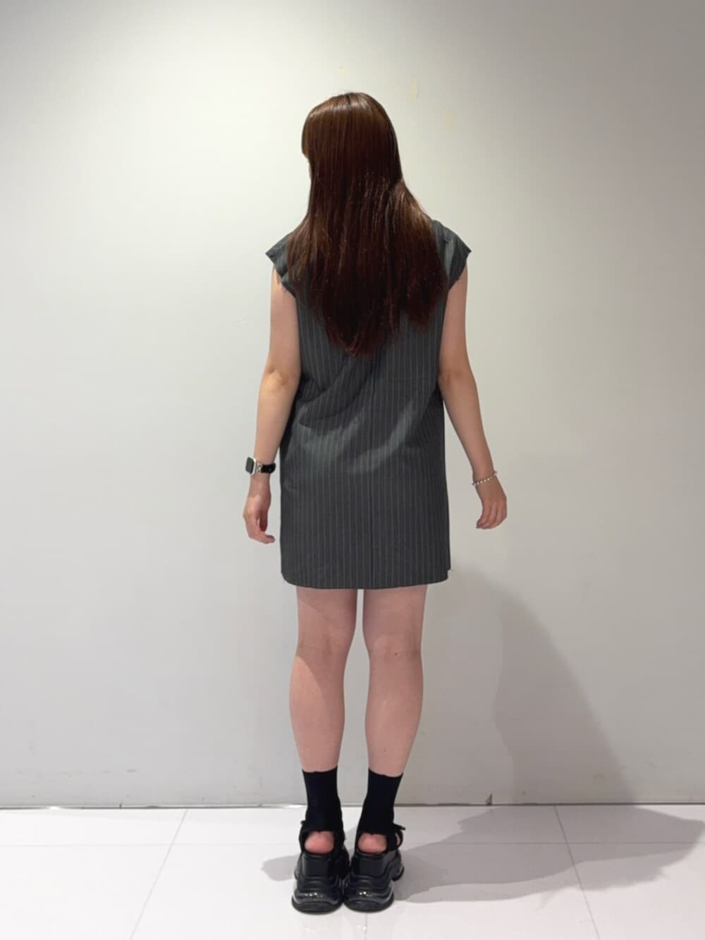 グレー系のワンピース、ブラック系のサンダルを着用したレディースの夏コーディネートの4枚目の写真