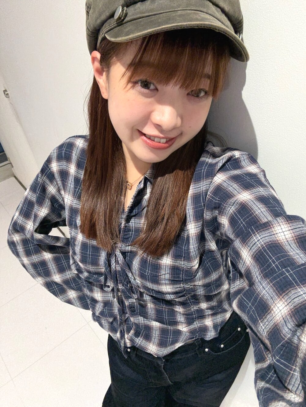 ブルー系のシャツ/ブラウス、ブラック系のデニムパンツ、ブラウン系のブーツを着用したレディースの夏コーディネートの5枚目の写真