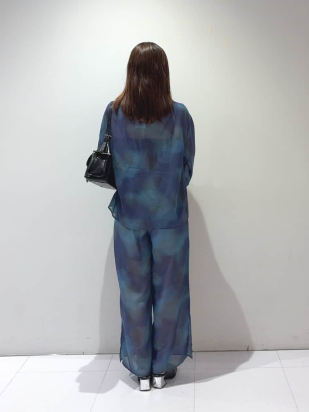 ブラック系のパンプス、ブルー系のシャツ/ブラウス、ブルー系のその他パンツを着用したレディースの夏コーディネートの3枚目の写真