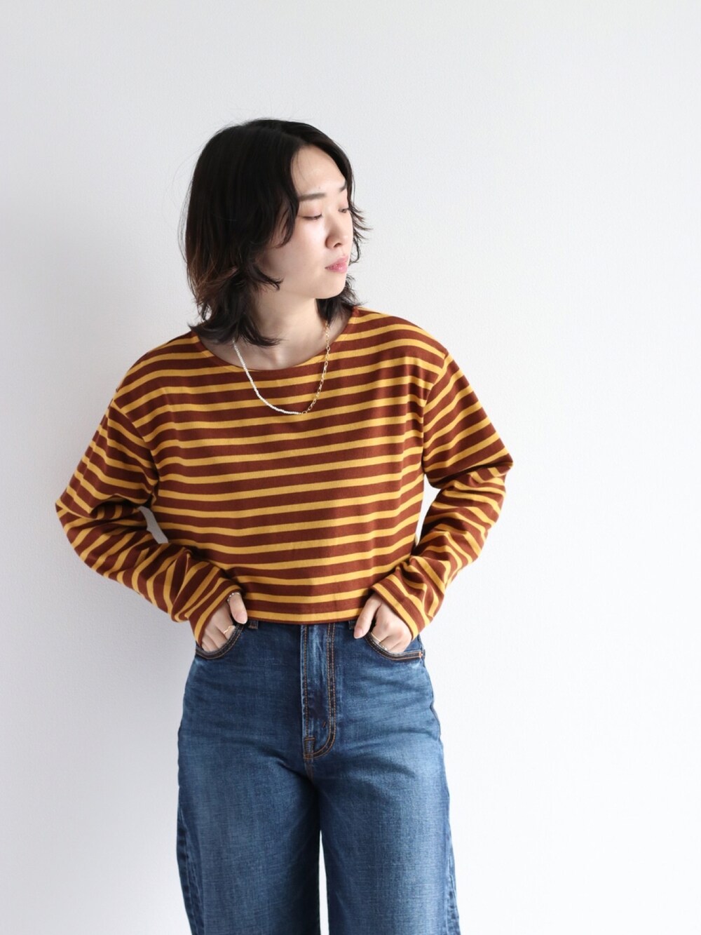 ホワイト系のTシャツ/カットソーを着用したレディースの夏コーディネートの2枚目の写真