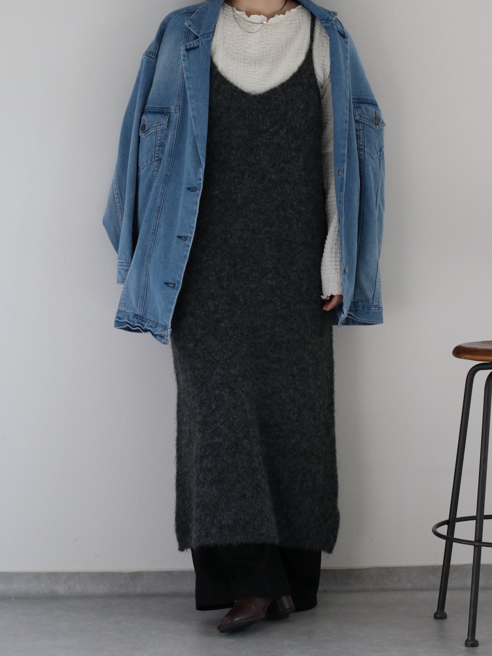 ブルー系のデニムジャケット、グレー系のアンサンブル、ホワイト系のTシャツ/カットソーを着用したレディースの冬コーディネートの2枚目の写真