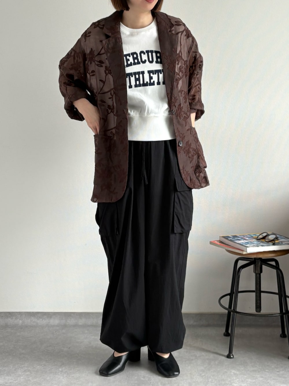 ブラック系のカーゴパンツ、ブラック系のパンプス、ブラウン系のテーラードジャケットを着用したレディースの夏コーディネートの2枚目の写真