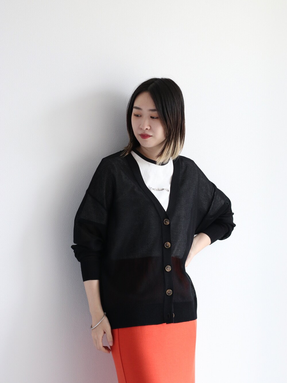 ブルー系のデニムパンツを着用したレディースの夏コーディネートの2枚目の写真