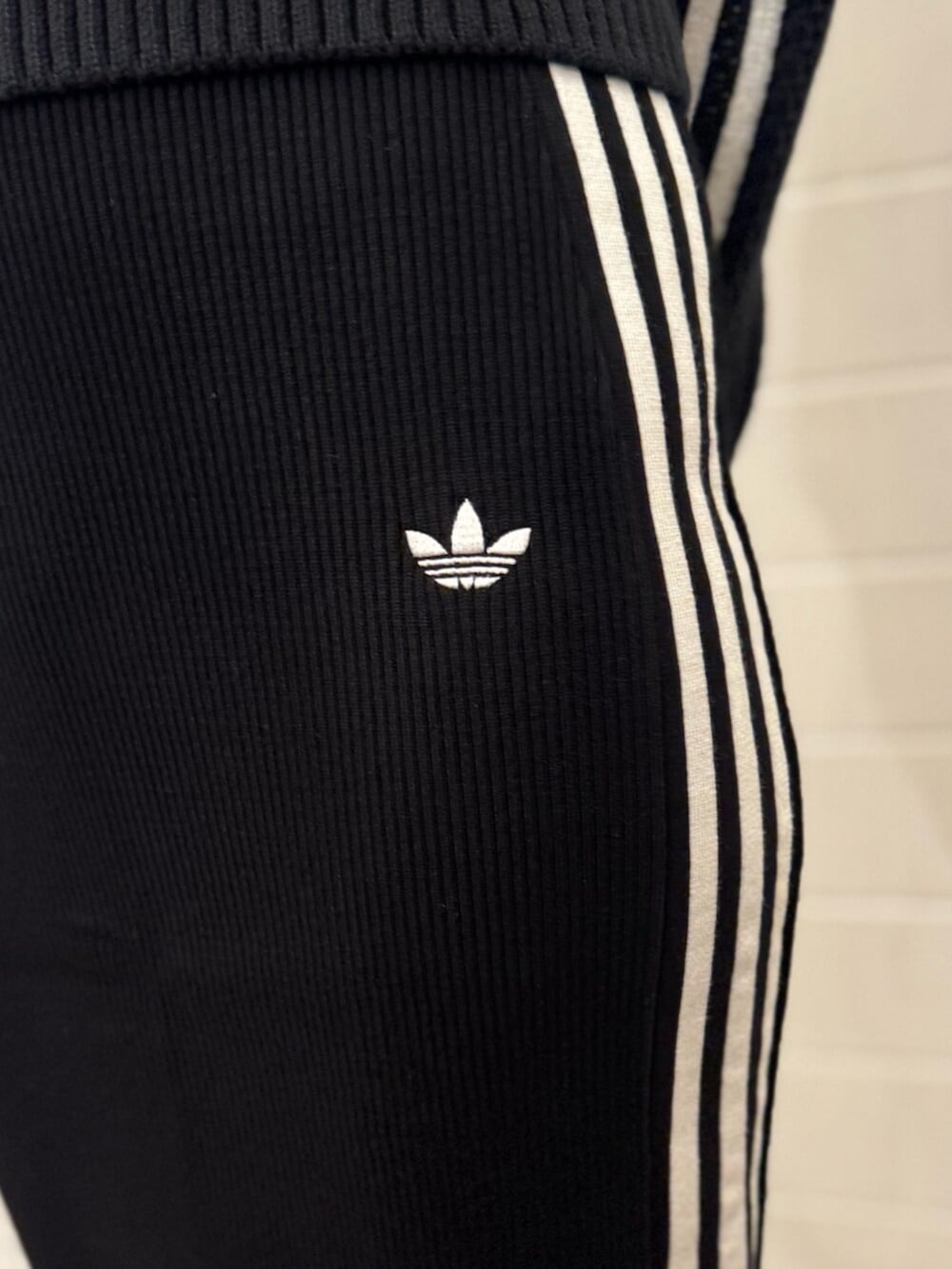 ブラック系のニット/セーター、ブラック系のスカート、ブラウン系のスニーカーを着用したレディースの冬コーディネートの3枚目の写真