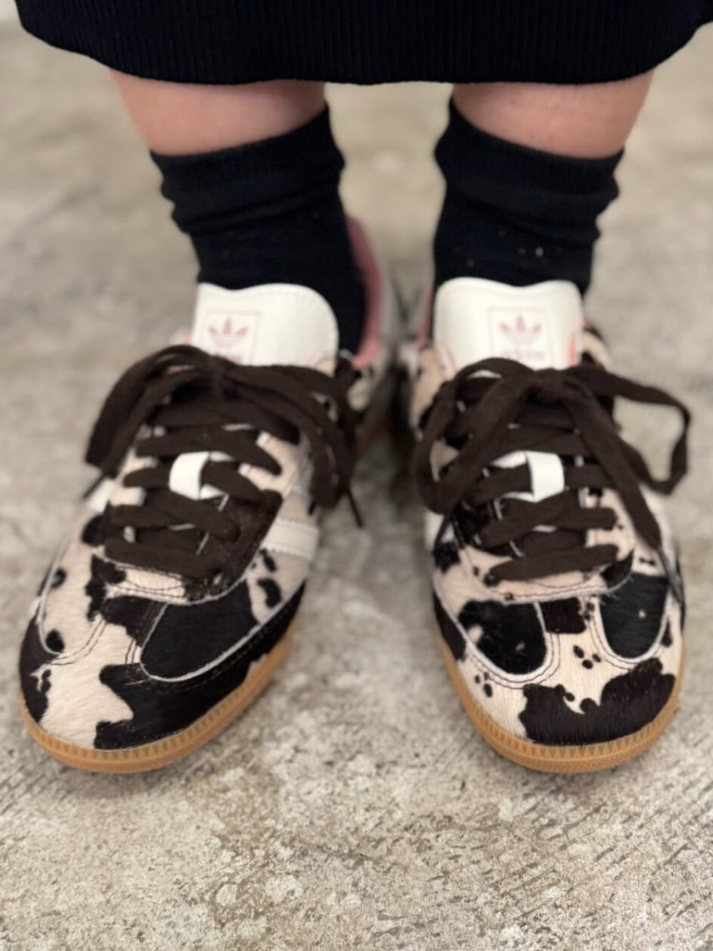 ブラック系のニット/セーター、ブラック系のスカート、ブラウン系のスニーカーを着用したレディースの冬コーディネートの4枚目の写真