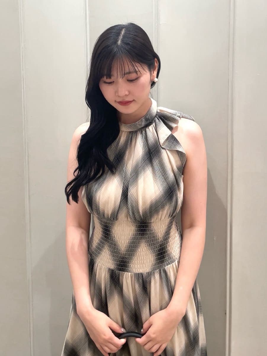 その他のハンドバッグ、ベージュ系のワンピース、その他のサンダルを着用したレディースの夏コーディネートの4枚目の写真