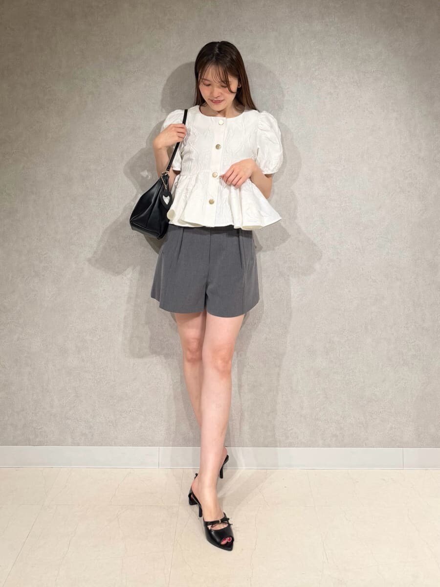 グレー系のその他パンツ、ホワイト系のシャツ/ブラウス、ブラック系のサンダルを着用したレディースの夏コーディネートの8枚目の写真