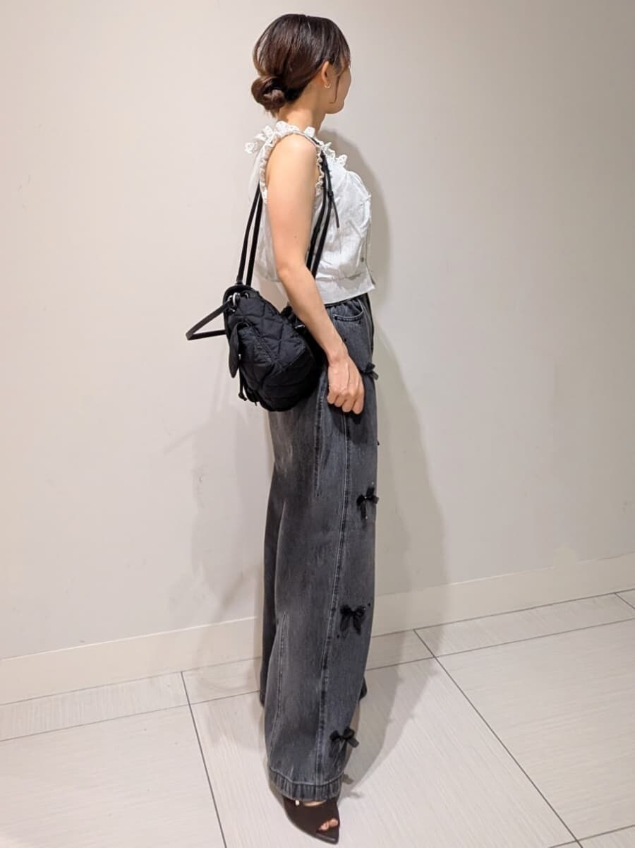ブラック系のその他パンツ、グリーン系のシャツ/ブラウス、ブラック系のサンダルを着用したレディースの夏コーディネートの2枚目の写真