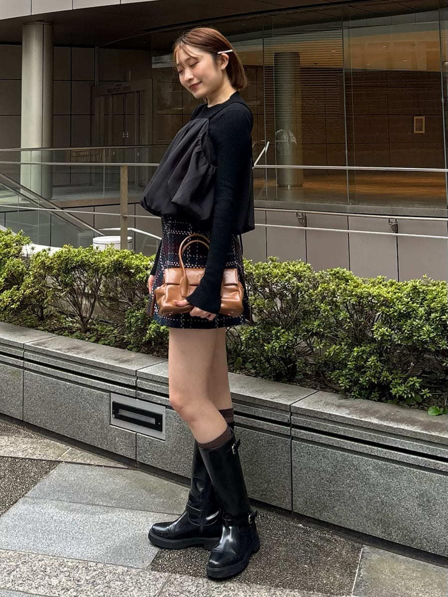 ブラック系のブーツ、ブルー系のその他パンツ、ブラック系のニット/セーターを着用したレディースの秋コーディネートの7枚目の写真