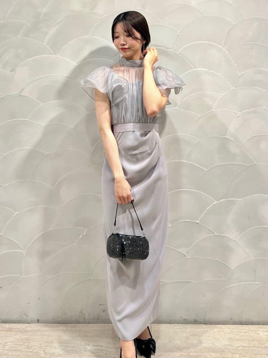 グレー系のチェスターコート、ブルー系のワンピースを着用したレディースの冬コーディネートの3枚目の写真