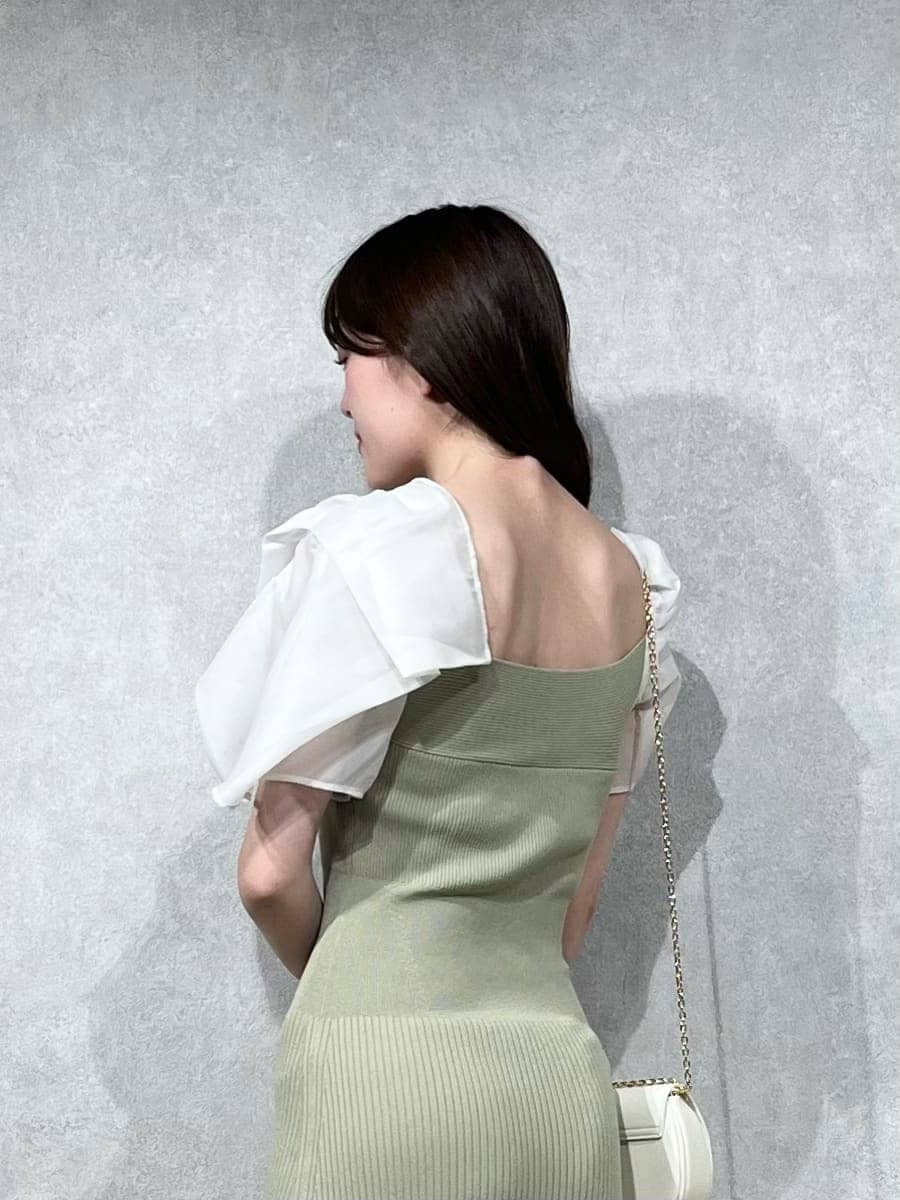 グリーン系のワンピース、その他のパンプス、ホワイト系のショルダーバッグを着用したレディースの春コーディネートの4枚目の写真