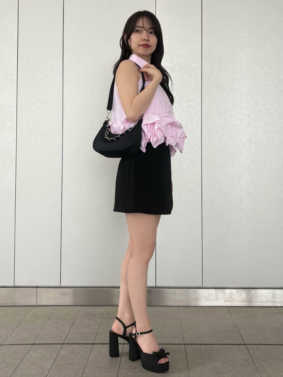 ブラック系のその他パンツ、ピンク系のシャツ/ブラウス、ブラック系のショルダーバッグを着用したレディースの春コーディネートの3枚目の写真