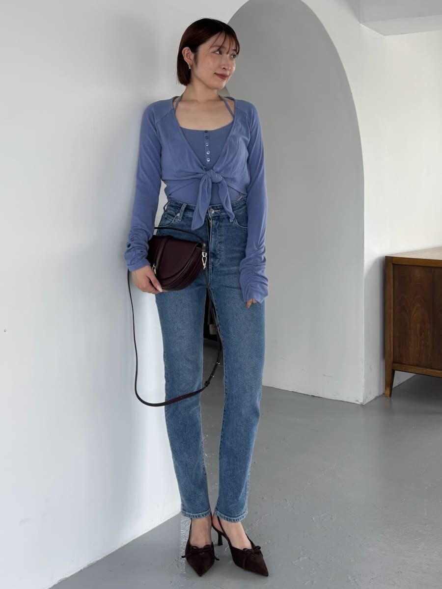 ブルー系のTシャツ/カットソー、ブルー系のその他パンツ、ブラウン系のハンドバッグを着用したレディースの夏コーディネートの2枚目の写真